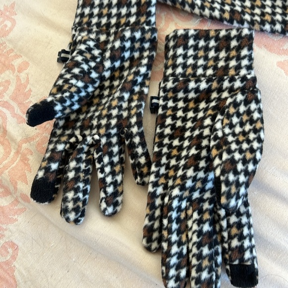 Cool houndstooth print gloves and scarf - Picture 2 of 5